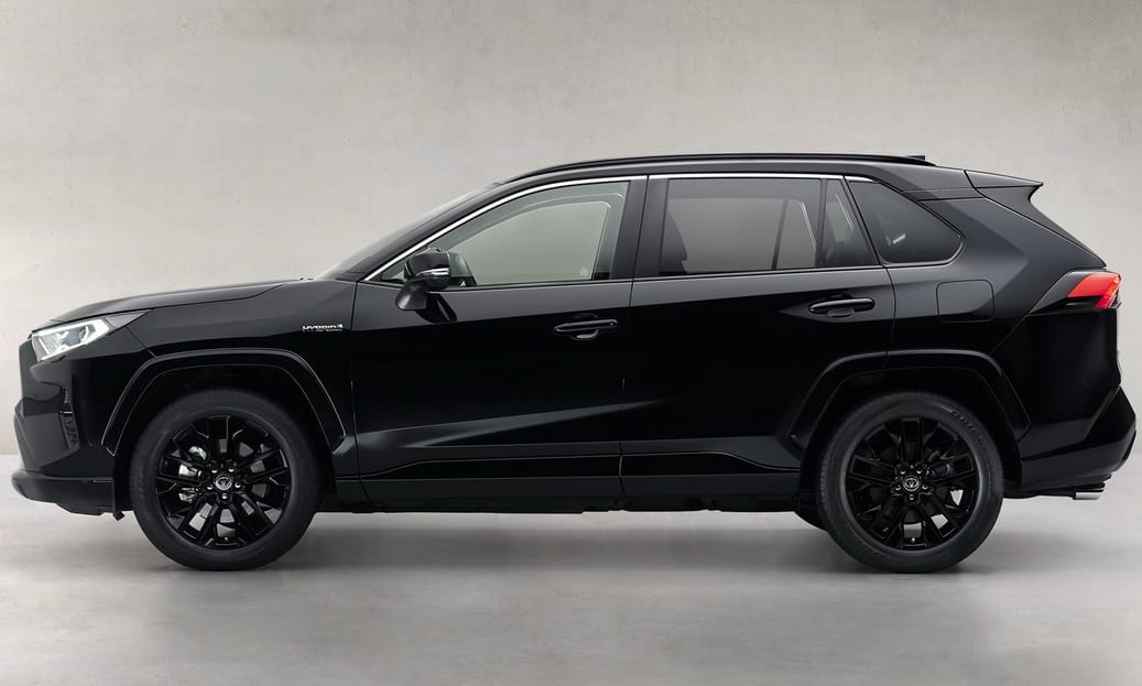 Sötét hibrid: csak az embléma nem fekete az új Toyota RAV4-en
