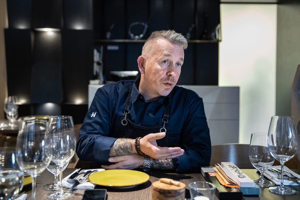 „A világ legegyszerűbb dolga a főzés, ha merünk játszani” – interjú Sárközi Ákossal