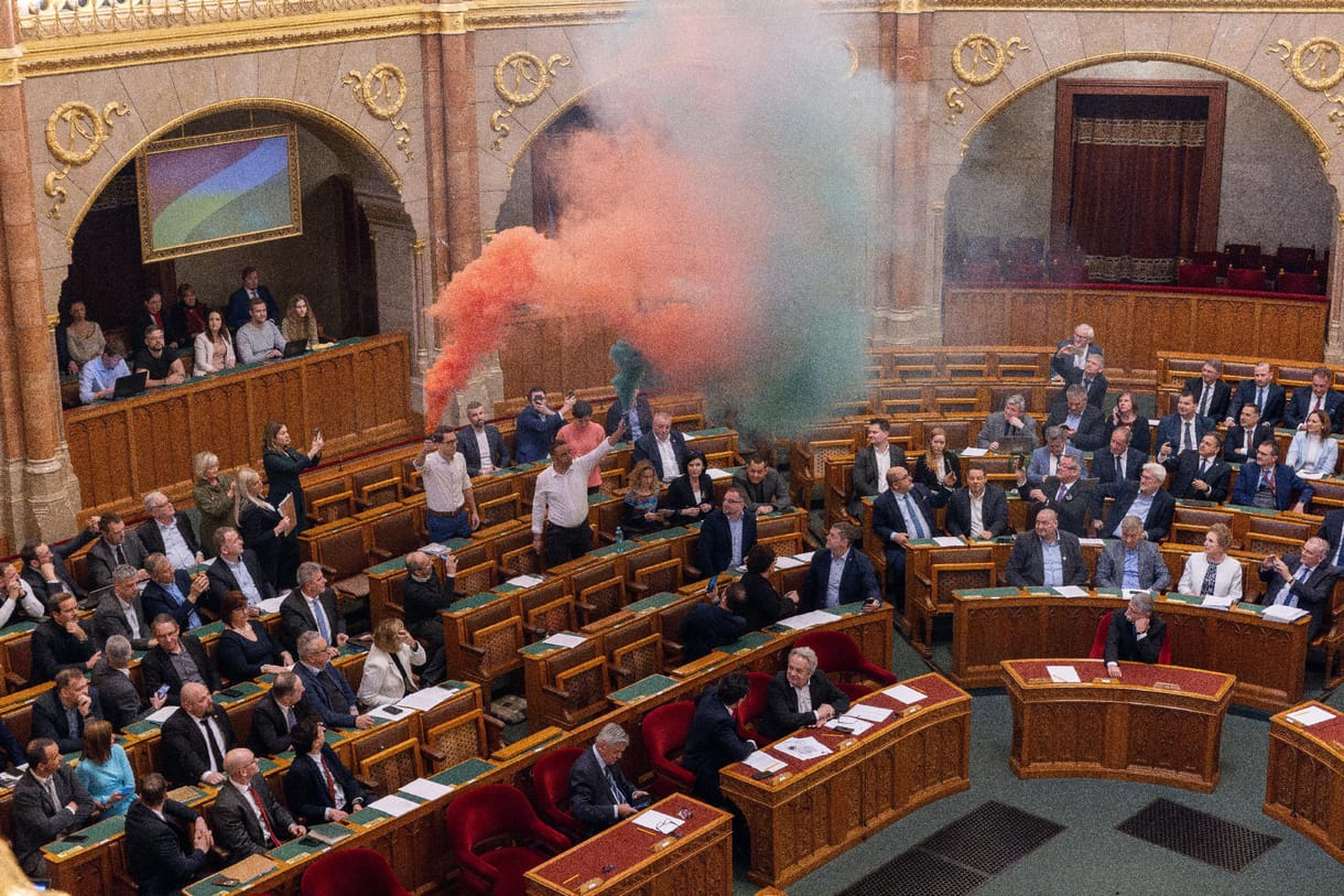 Megszavazták: 82 millióra büntetik a füstgyertyázó ellenzékieket, és még ki is tiltják őket a parlamentből