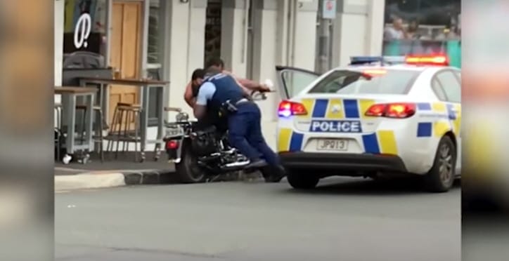 Ezt nézze meg, máshol, hogyan szedik le az agresszív motorost a gépéről – videó