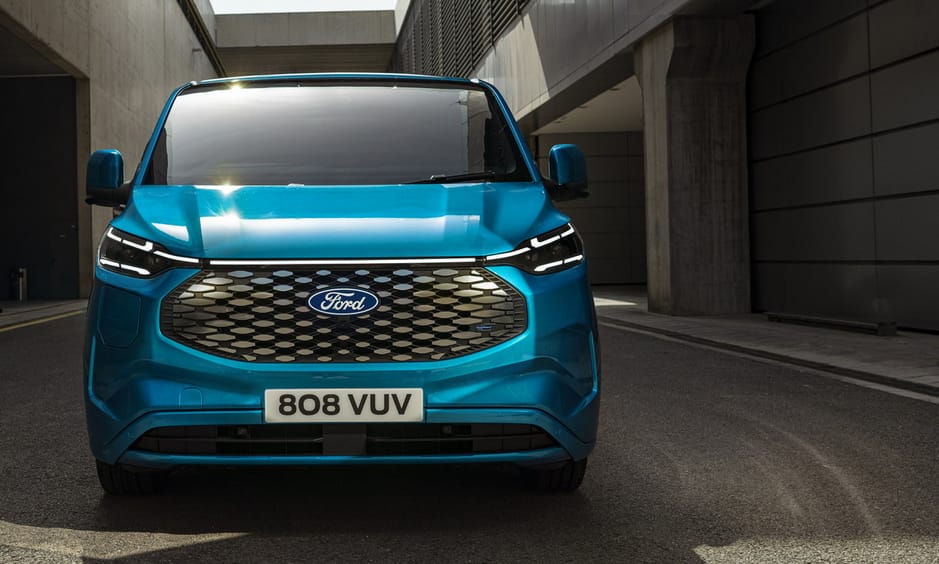 Dízeltől a hibriden át az elektromosig: itt a teljesen új Ford Transit Custom