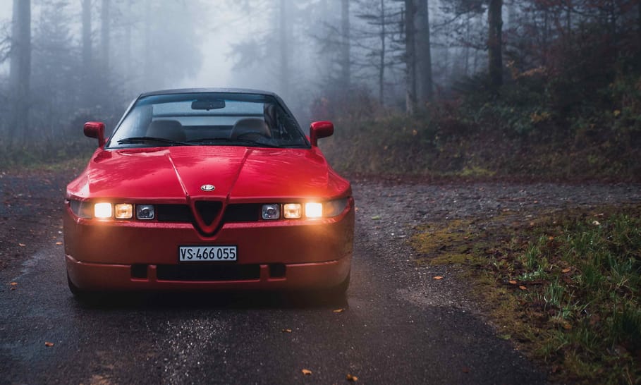 Igazi tekintetmágnes ez a 31 éves Alfa Romeo SZ