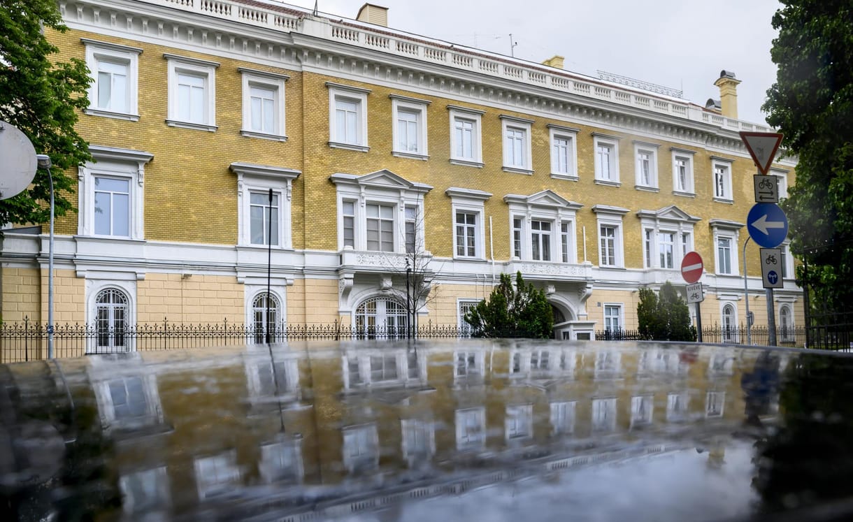 Rendőrt állítottak a letakart „Ruszkik, haza” felirat mellé
