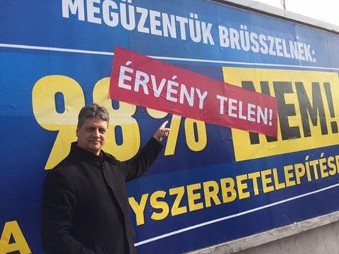 Átragasztgatja a DK a kormánynak a népszavazás sikerét ünneplő plakátjait