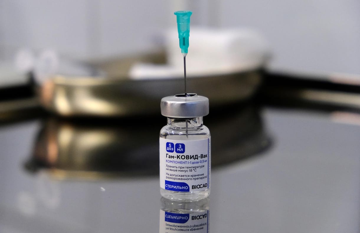 OGYÉI: Odafigyeléssel a gyártói figyelmeztetés ellenére is lehet használni az orosz vakcinát