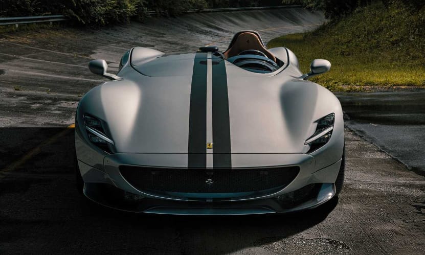 844 lóerős lett az egyszemélyes, szélvédő nélküli utcai Ferrari