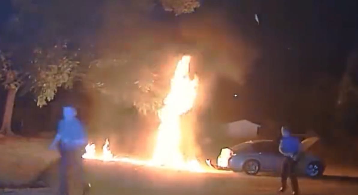 Azonnal lángra lobbant a motoros, amint meglőtték a sokkolóval – videó