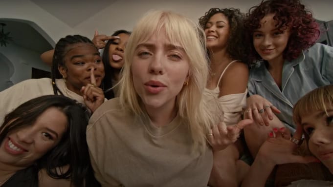 Billie Eilish lánybulira cserélte a vérző szemeket