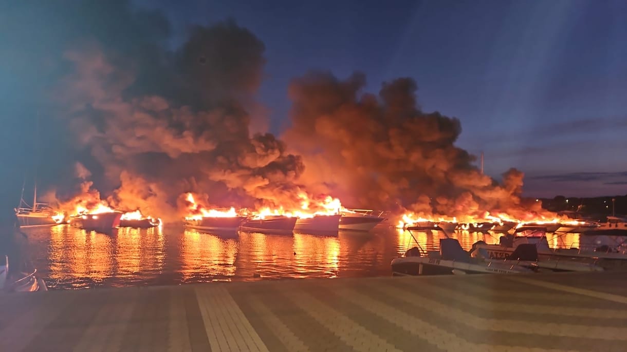 Tűz ütött ki egy horvát kikötőben, tucatjával lángoltak a jachtok