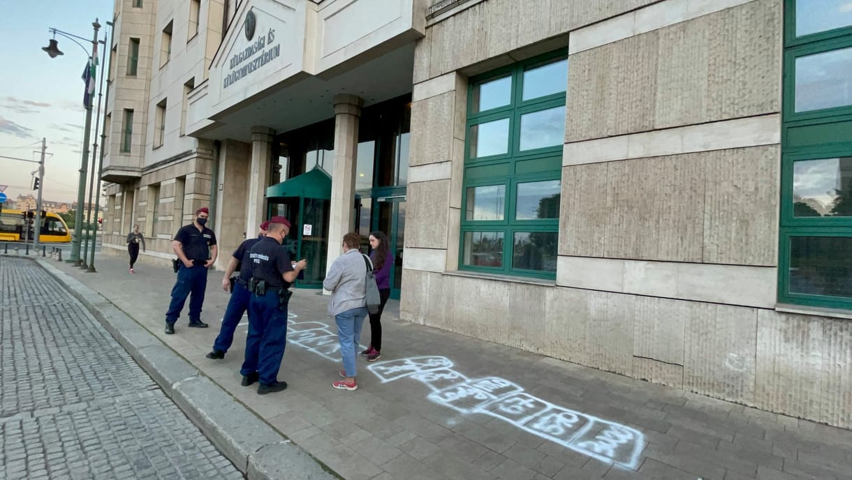 Ugróiskolákat festettek a minisztériumok elé a Momentum aktivistái