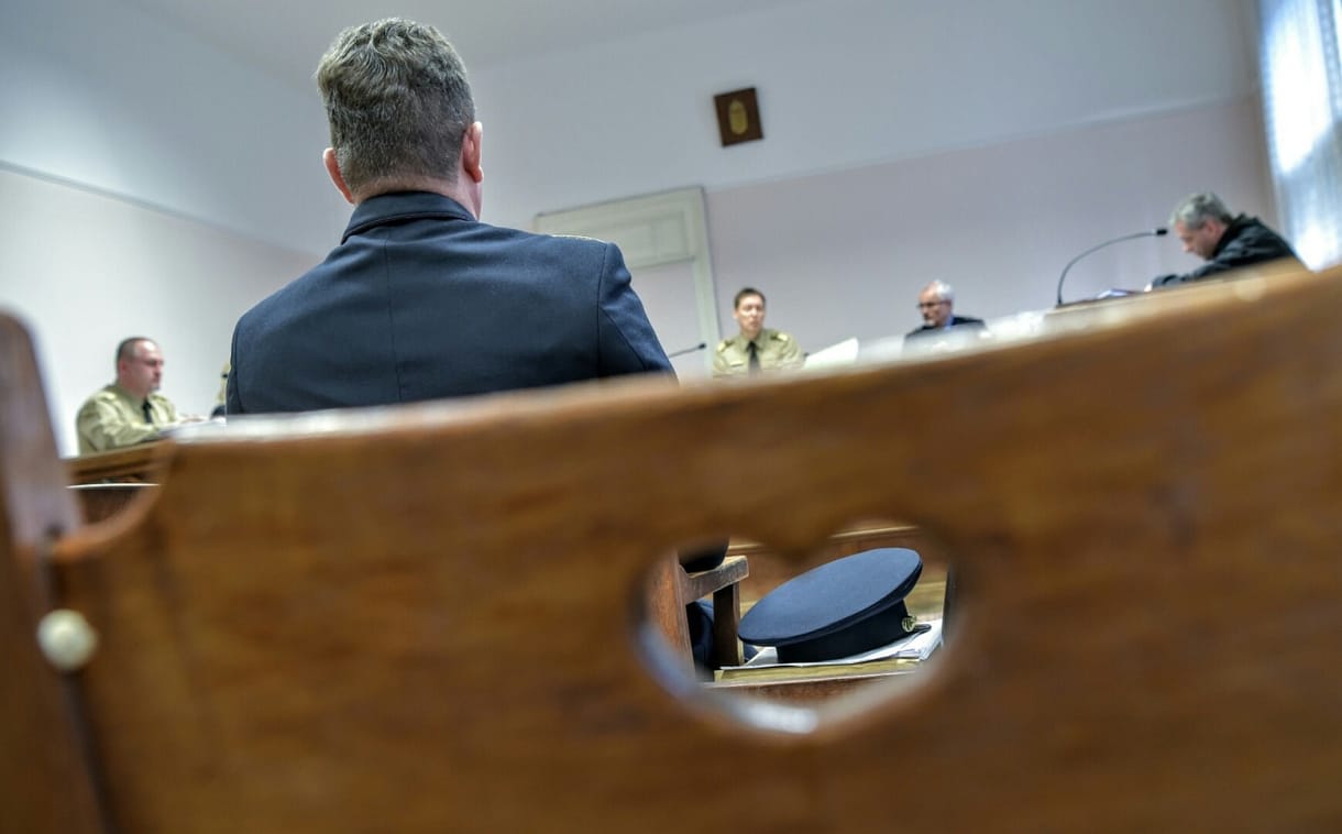Ezredesi rangját bukta a börtönparancsnok, mert betartott egy rabnak