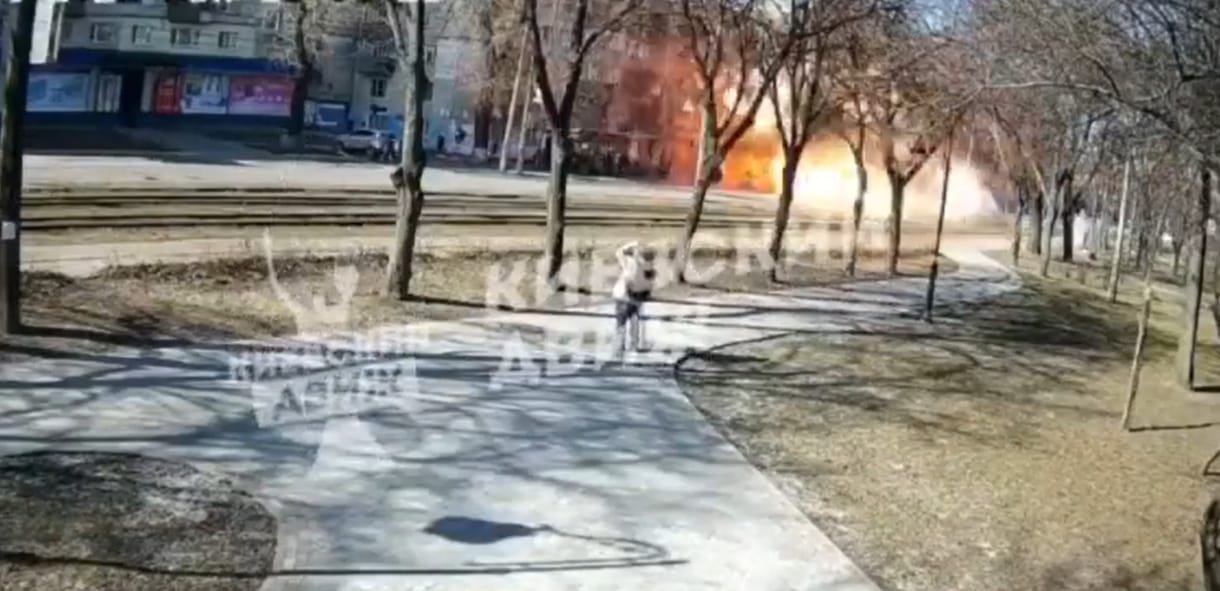 Egy olasz stáb épp ott volt Kijevben, ahol békésen sétáló emberek közé csapódott egy bomba