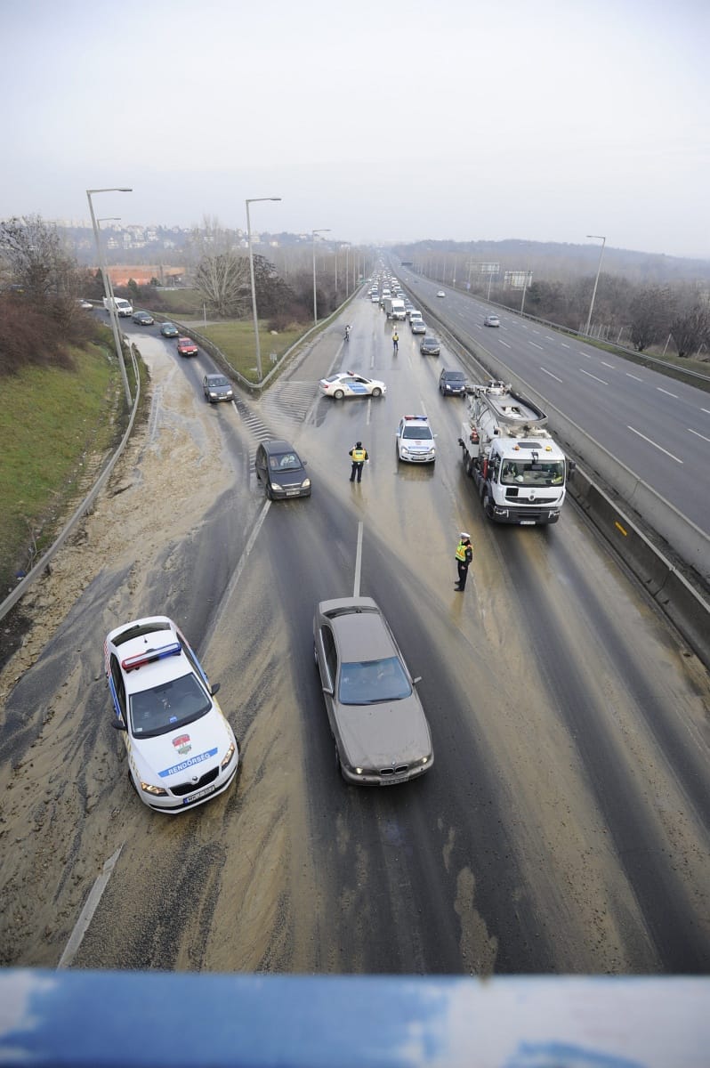 Özönvíz volt a Budaörsi úton – sávot zártak le az M1-M7-es bevezetőjénél
