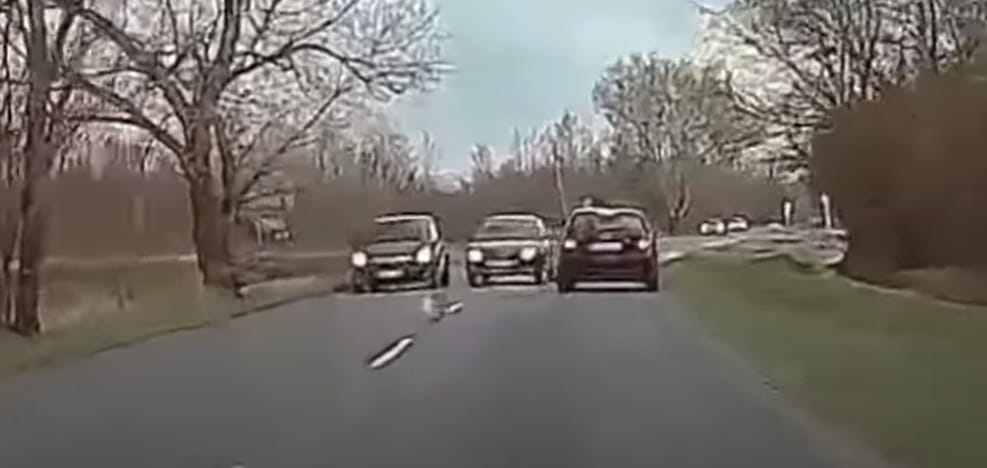 Videó: szinte letolta a Suzuki az Opelt az útról, annyira akart előzni