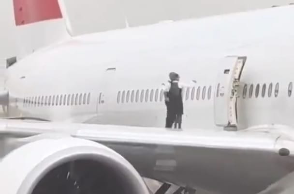 Fegyelmit kapnak a légiutas-kísérők, akik egy Boeing 777-es szárnyán fotózkodtak – videó