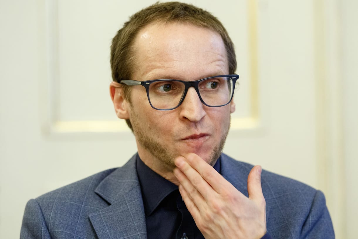 Demeter Szilárd szerint a volt diákjai által molesztálással vádolt Póka Egont megilleti az ártatlanság vélelme