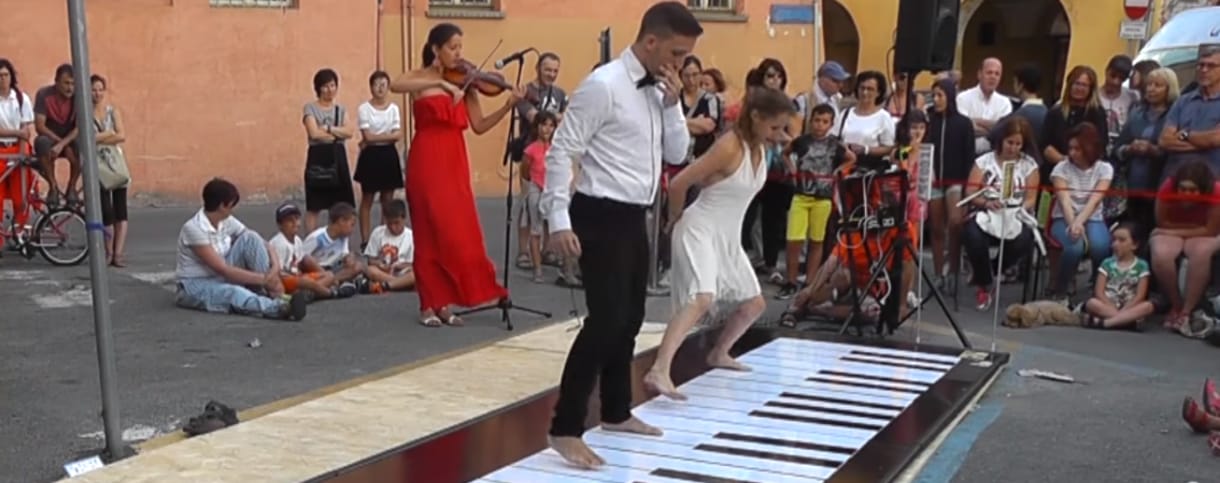 Egyszerre vicces és imádni való a lábbal zongorázó csapat – videó!