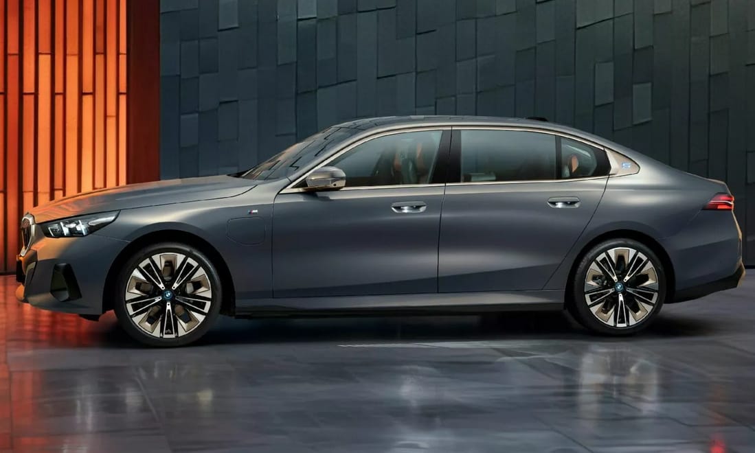 Hatalmas mozikijelző az új nyújtott 5-ös BMW-ben