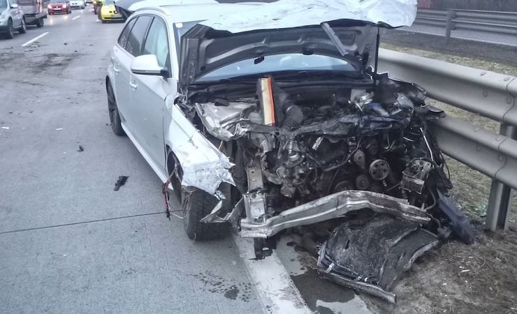 Lassítás nélkül csapódott egy szabályosan haladó kisbuszba egy autó az M0-son – videó