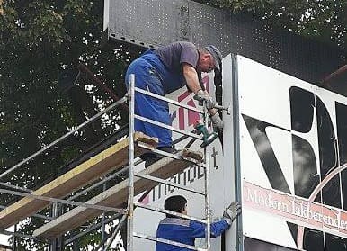 A Hír Tv logóját is lebontották a székháznál