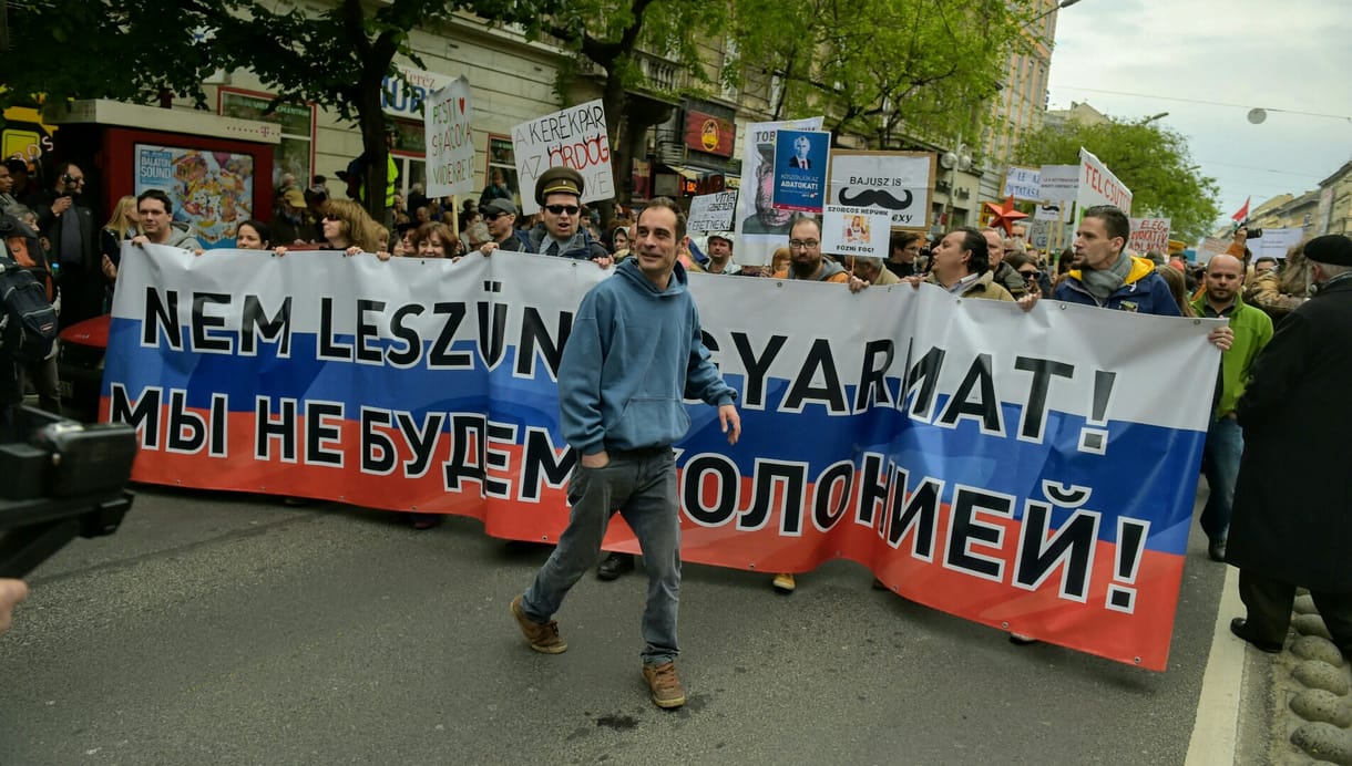 Vicces volt a kutyapárti békemenet, a CEU-ellenes tüntetés sírnivaló