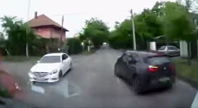 Kiadta a mentőszolgálat a saját felvételét, amikor a rohamkocsijuk egy ház udvarába csapódott