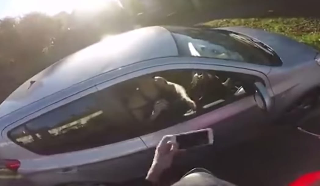 Jó fej akart lenni az autóssal a motoros, de aztán inkább csúnyán megszívatta – videó