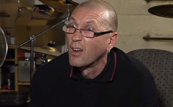 Jelentett a III/III-nak a kultikus szkinhedzenekar énekese