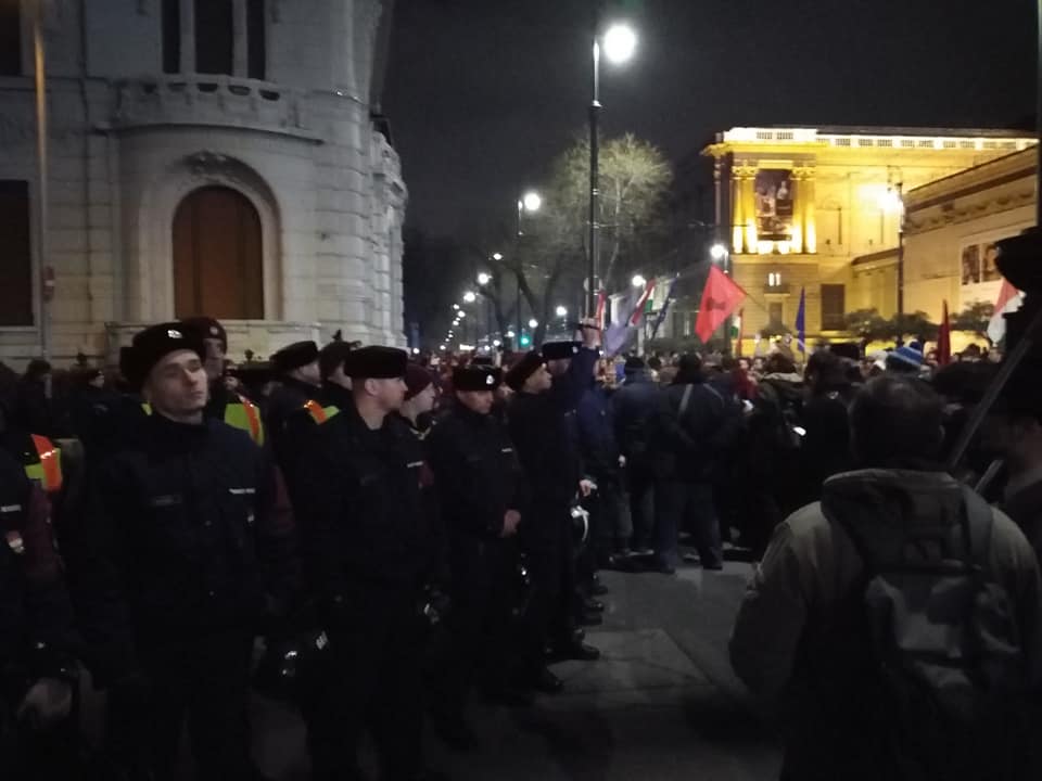 Tüntetők jutottak fel a Fidesz-székház erkélyére