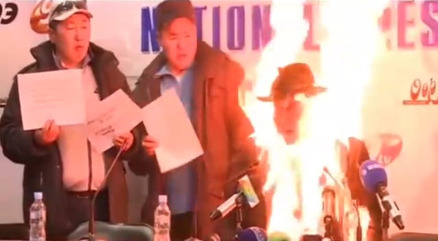Videó: felgyújtotta magát egy mongol szakszervezetis