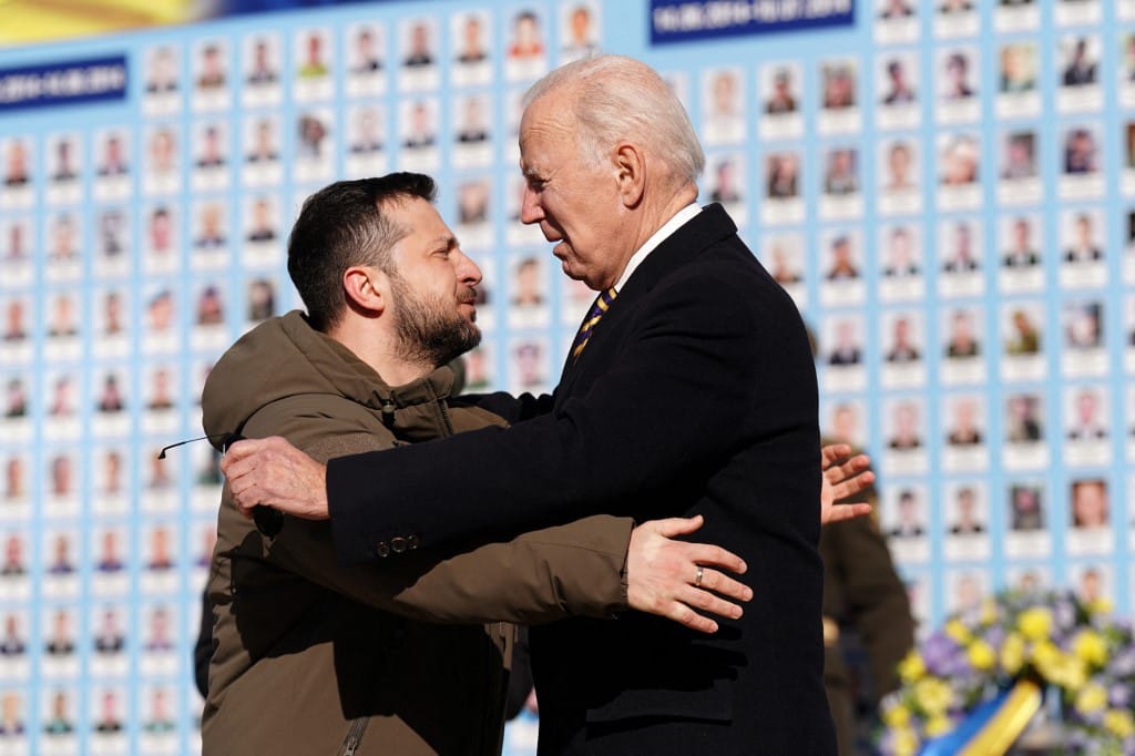 Még a beavatott újságíróktól is elvették a telefont Biden szupertitkos kijevi útján 