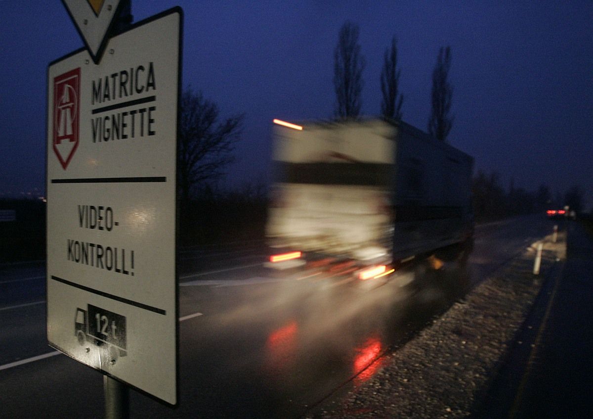 Megváltoznak a bírságolási szabályok az e-útdíjra