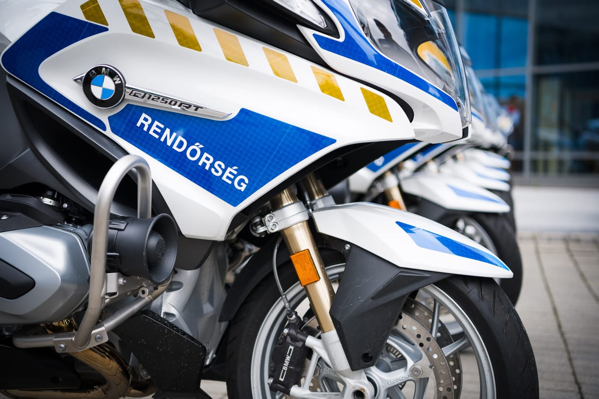 Kéttucatnyi új rendőr-BMW miatt szárnyalt a motoreladás