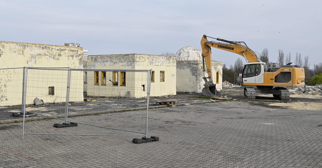 Képek: már bontják a balatonfüredi görög falut