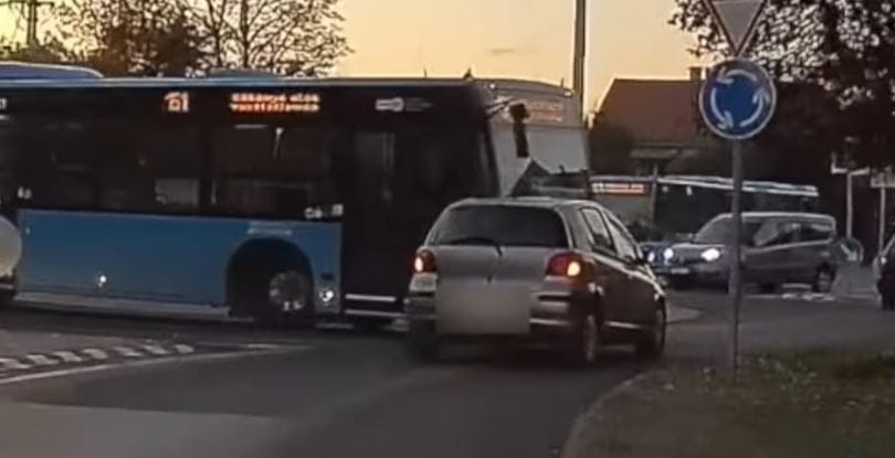 Simán bement Csepelen a körforgalomba az autós, ahol már jött a busz – videó