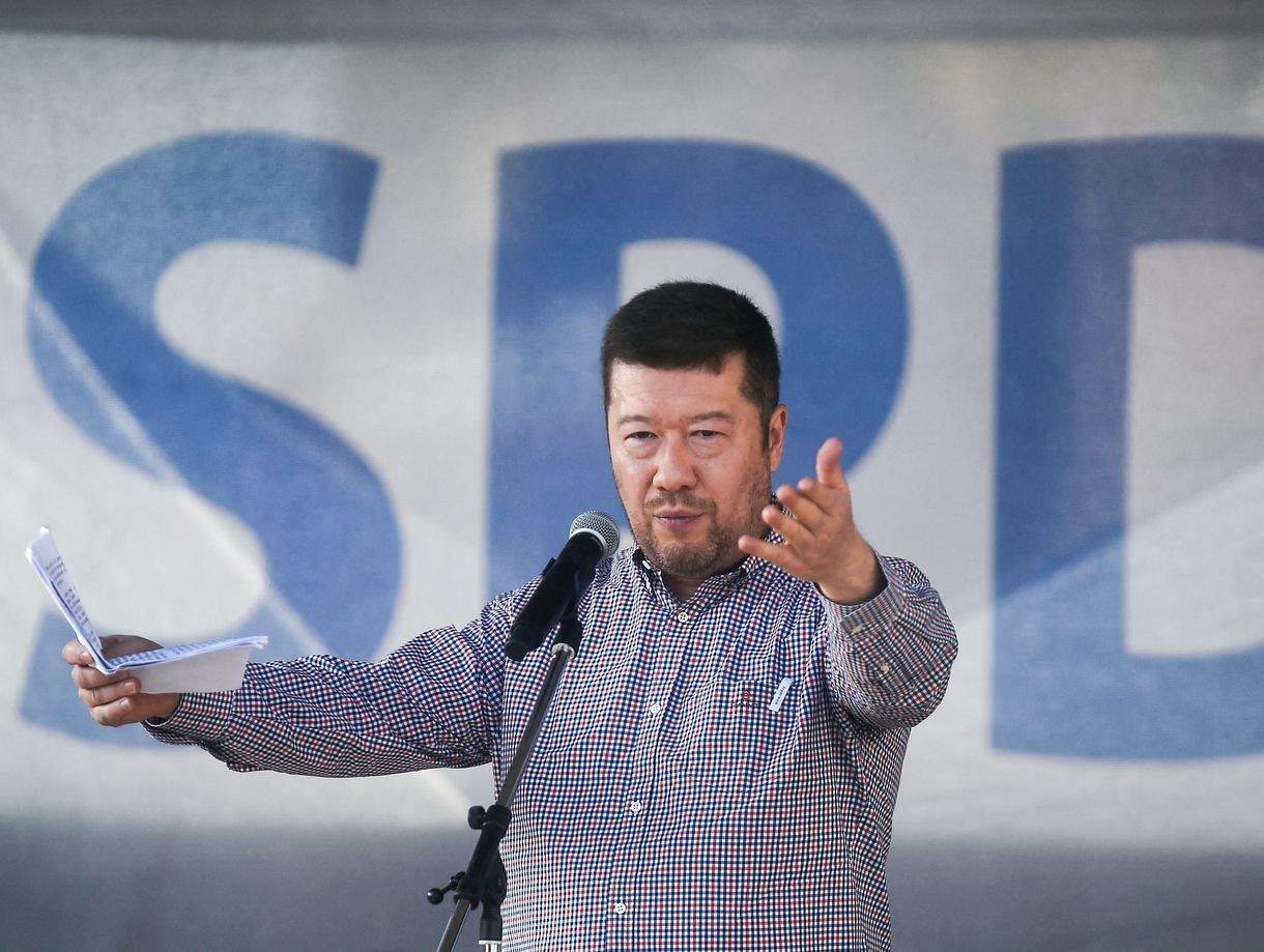 Már a Fidesznek udvarol az a cseh párt, amelyet a kémelhárítás látókörébe került francia hozott össze a Mi Hazánkkal