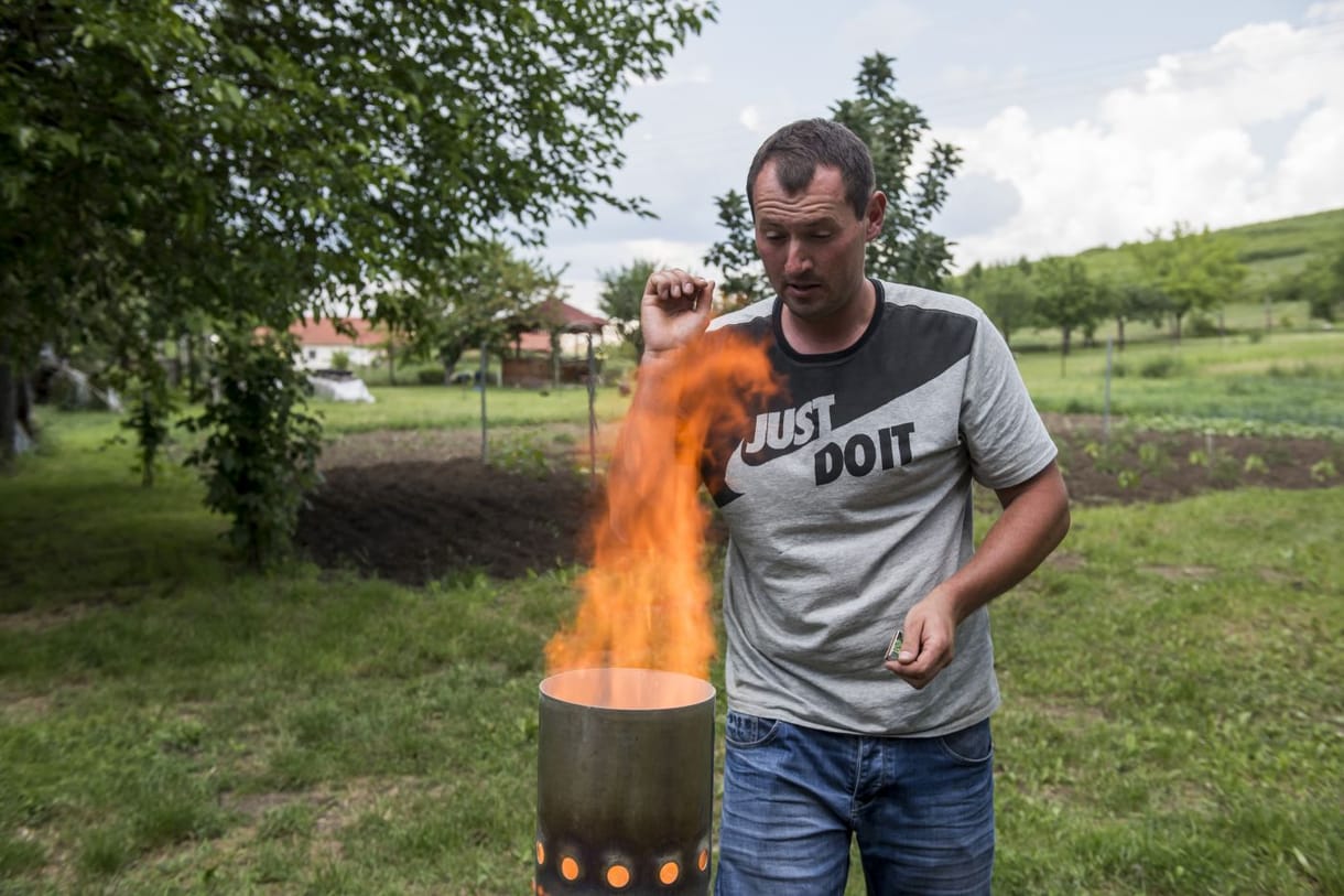 Rakéták helyett vegyszer és gyufa: teszteltük a magyar jégverés-elhárító rendszert