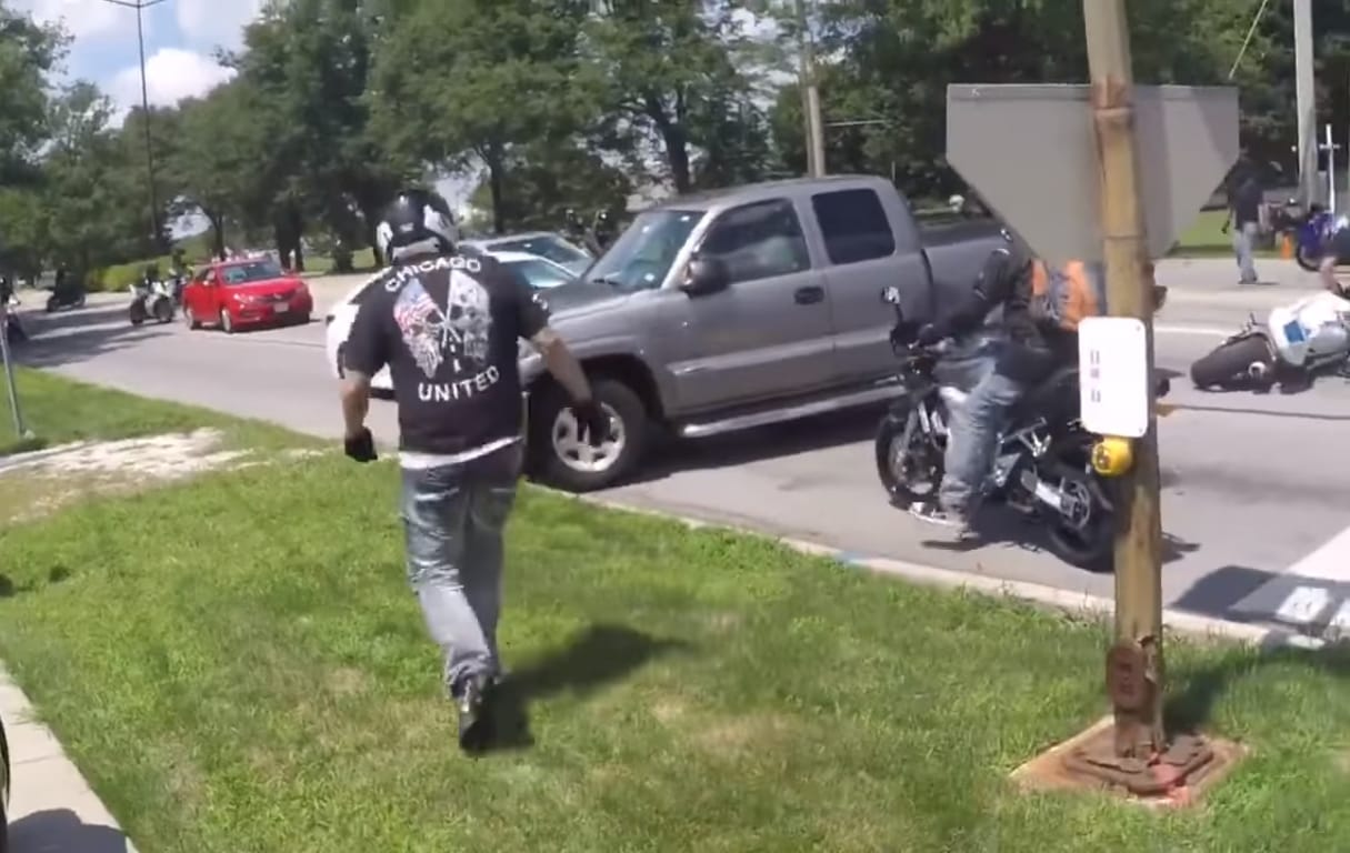 Begőzölt a pickup sofőrje, motorosok közé hajtott – videó