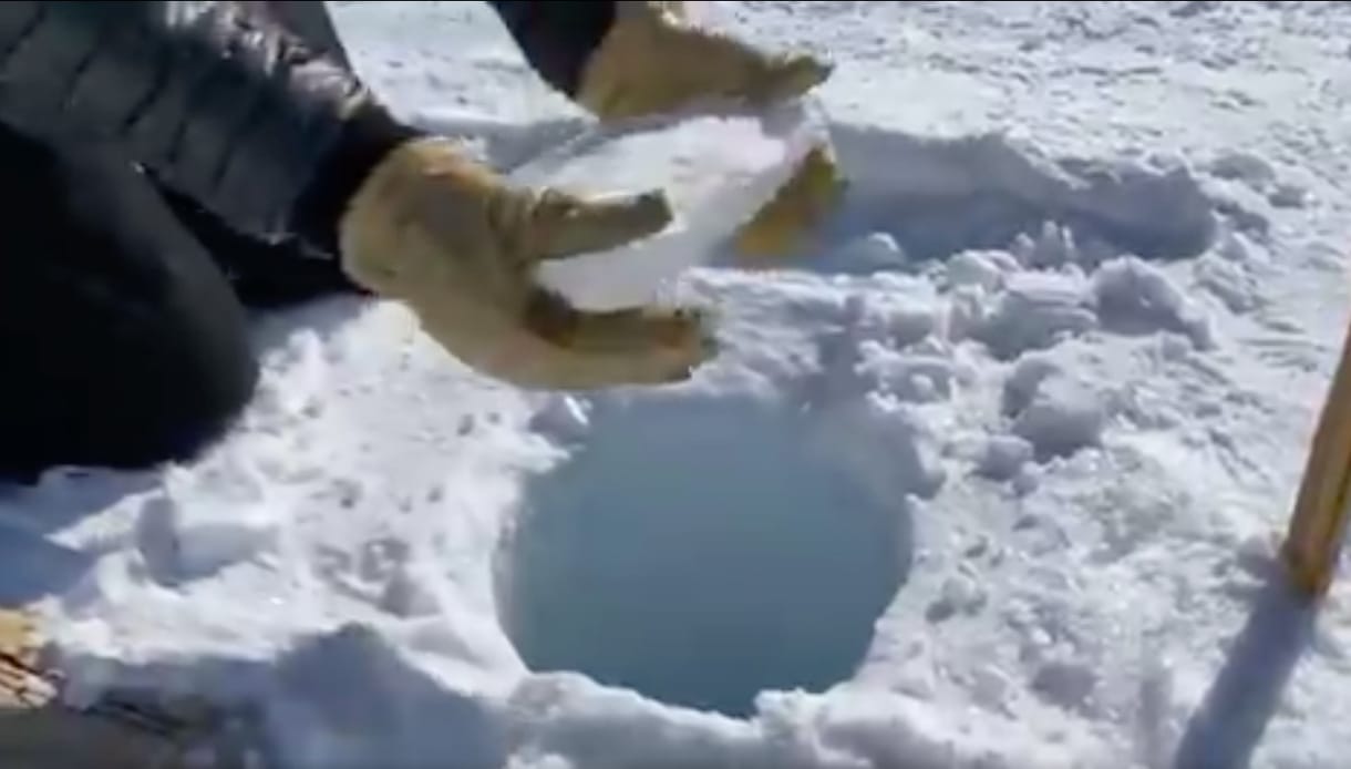 Videó: Jeget dobtak egy 137 méter mély lyukba az Antarktiszon, és furcsa hangot adott ki