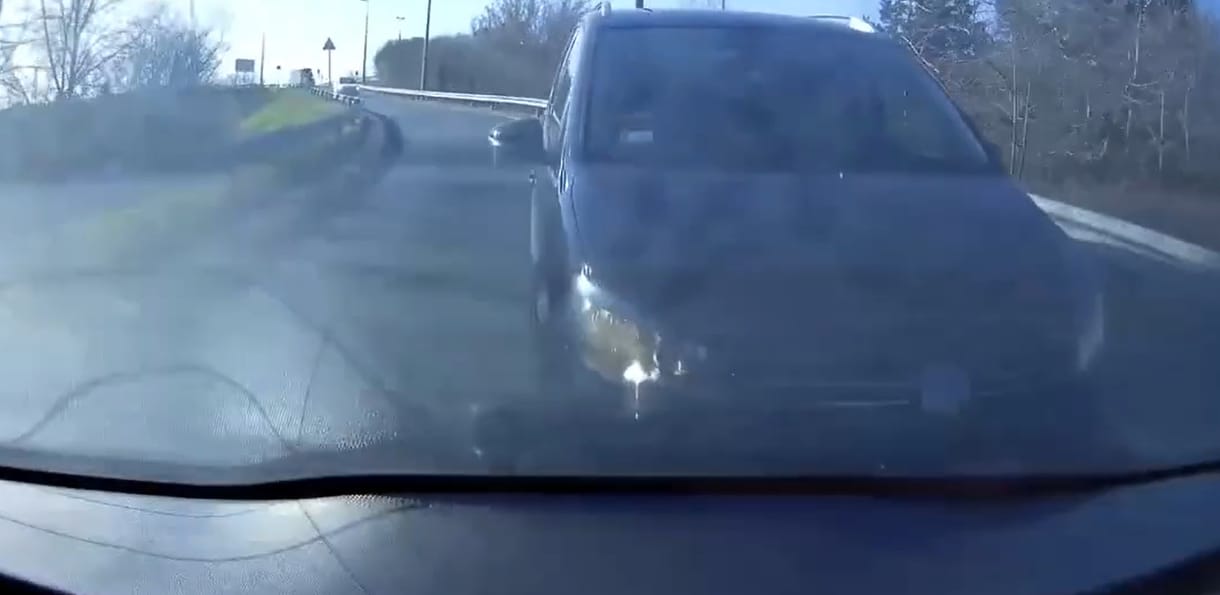Nekihajtott az előtte haladónak, majd tusfürdővel is büntetett egy autós, akit nem engedtek besorolni – videóval