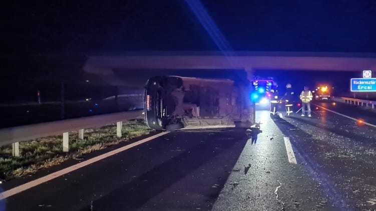 Hídpillérnek ütközött egy kisbusz az M6-oson, két ember meghalt, hatan megsérültek