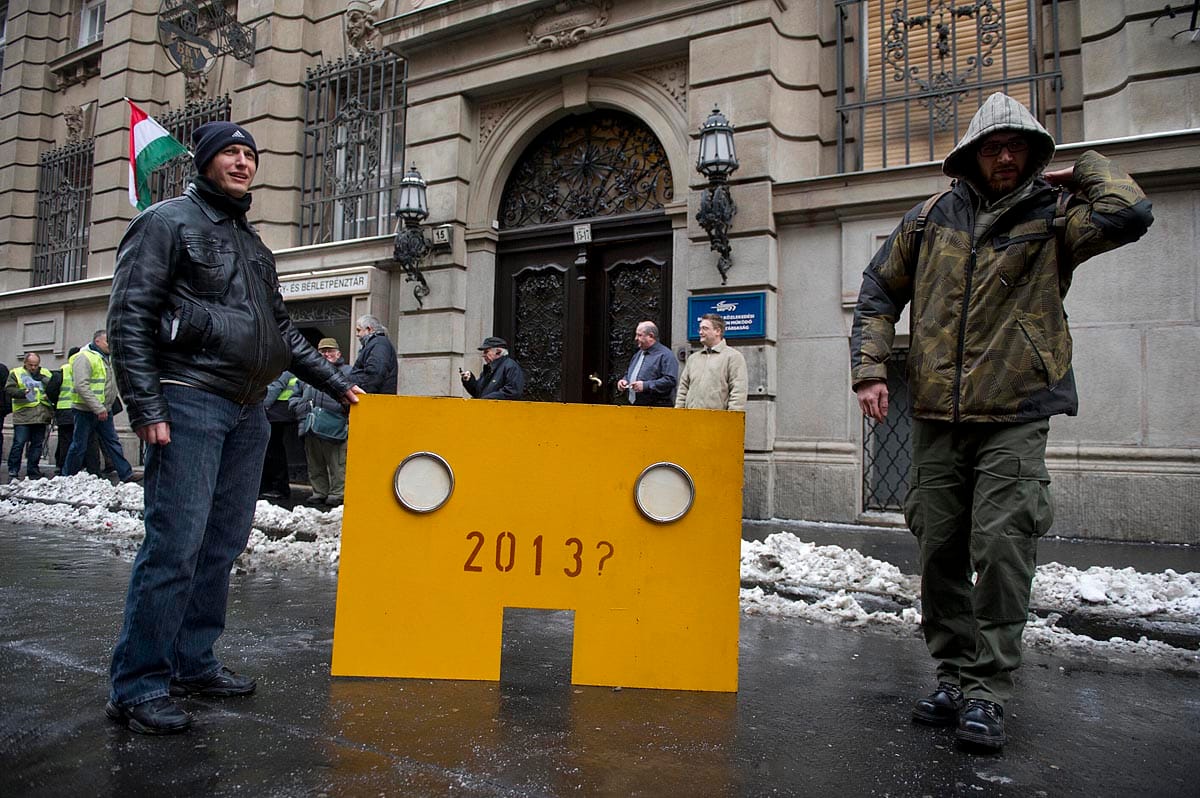 BKV dolgozók demonstrálnak az Akácfa utcában
