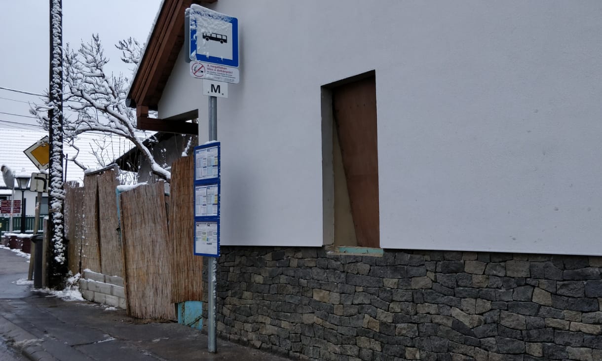 A nap fotója: A buszmegálló, ahol már nem kell lehasalnunk a menetrendért