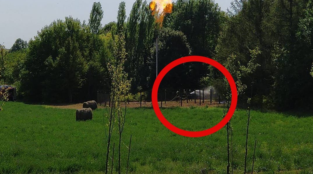 Valami ég a 10-es út mellett, a tűzoltók is dolgoznak – videó