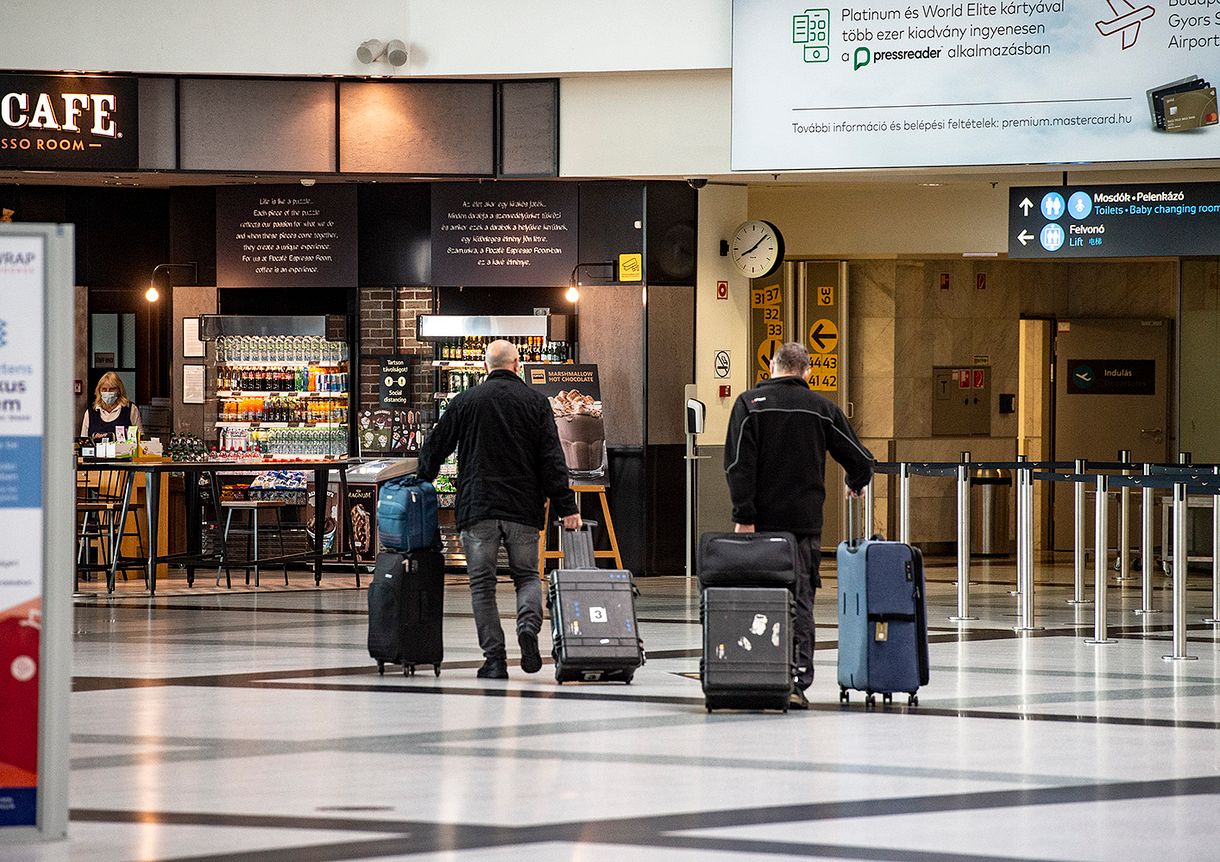 28 órát vesztegeltek Milánóban a Budapestre tartó repülő utasai