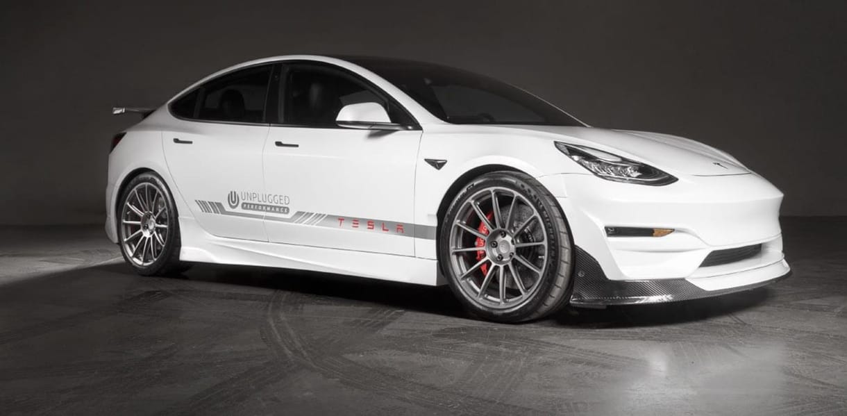 A svéd hiperautó-gyártó Koenigsegg karbonelemeivel lehet tuningolni a Teslákat