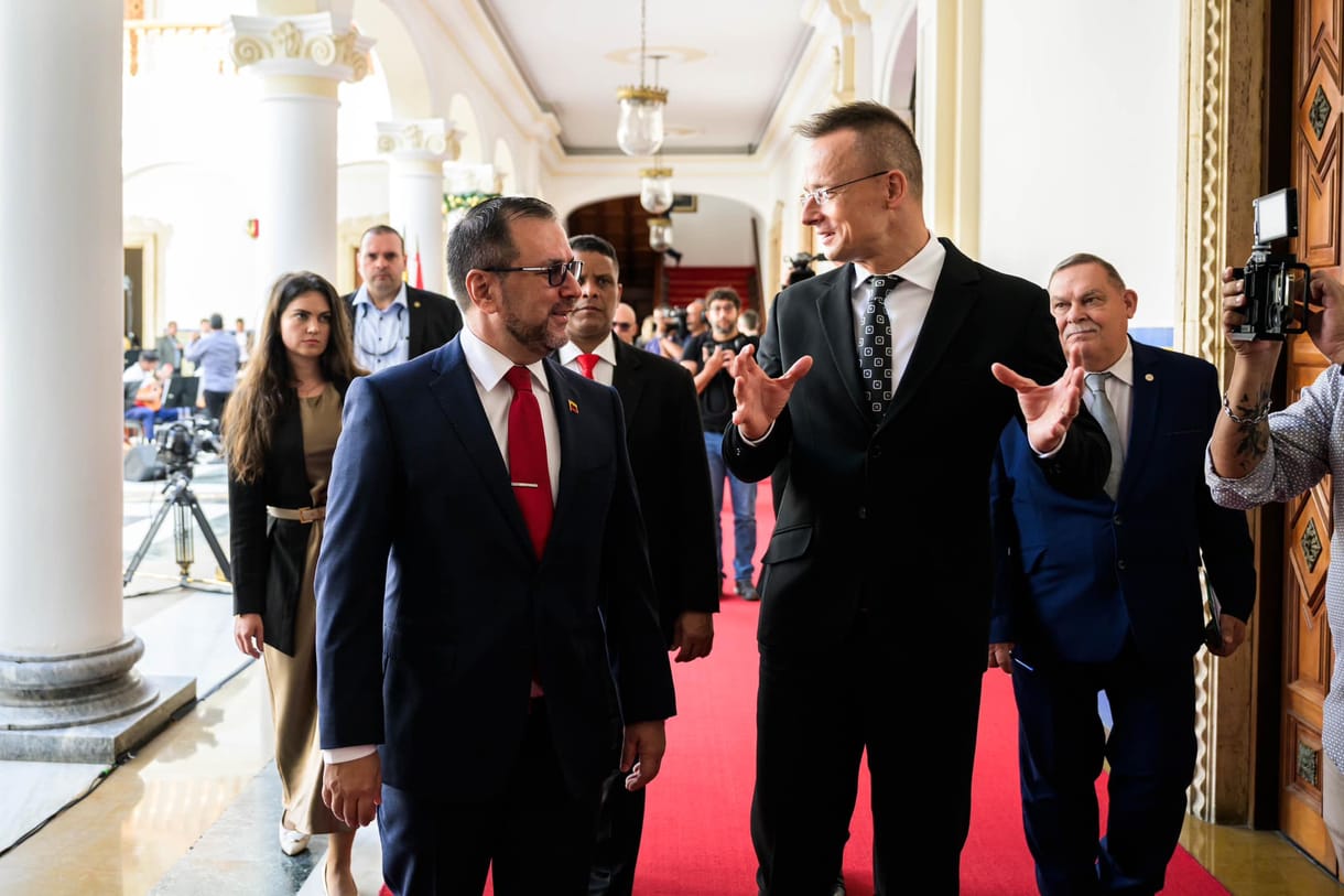Miután Magyarország ellehetetlenítette a közös uniós nyilatkozatot a venezuelai választásokról, Szijjártó hirtelen mégis beleállt az ügybe