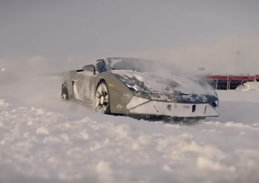 Mihez kezd egy behavazott versenypályán egy Lamborghini és egy Audi R8?