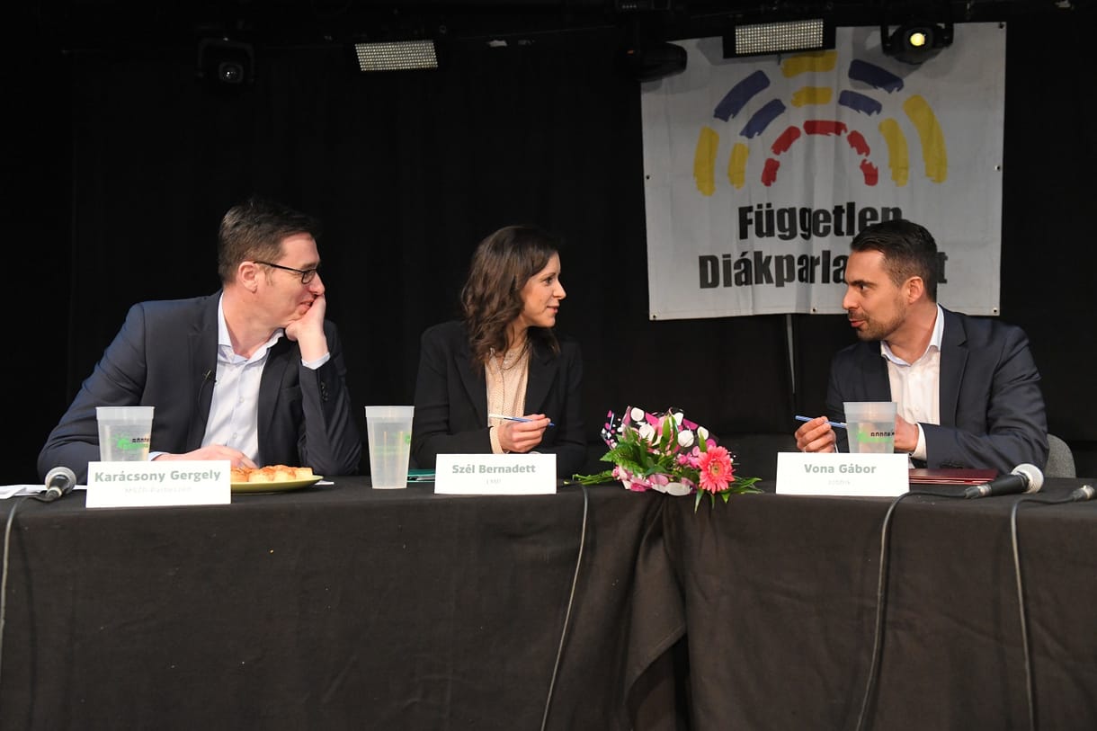 Az M3-as egyik benzinkútján tárgyaltak az LMP és a Jobbik vezetői