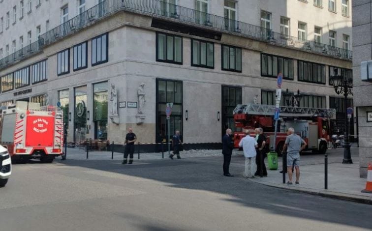 Leszakadt egy luxusszálloda homlokzata Budapesten